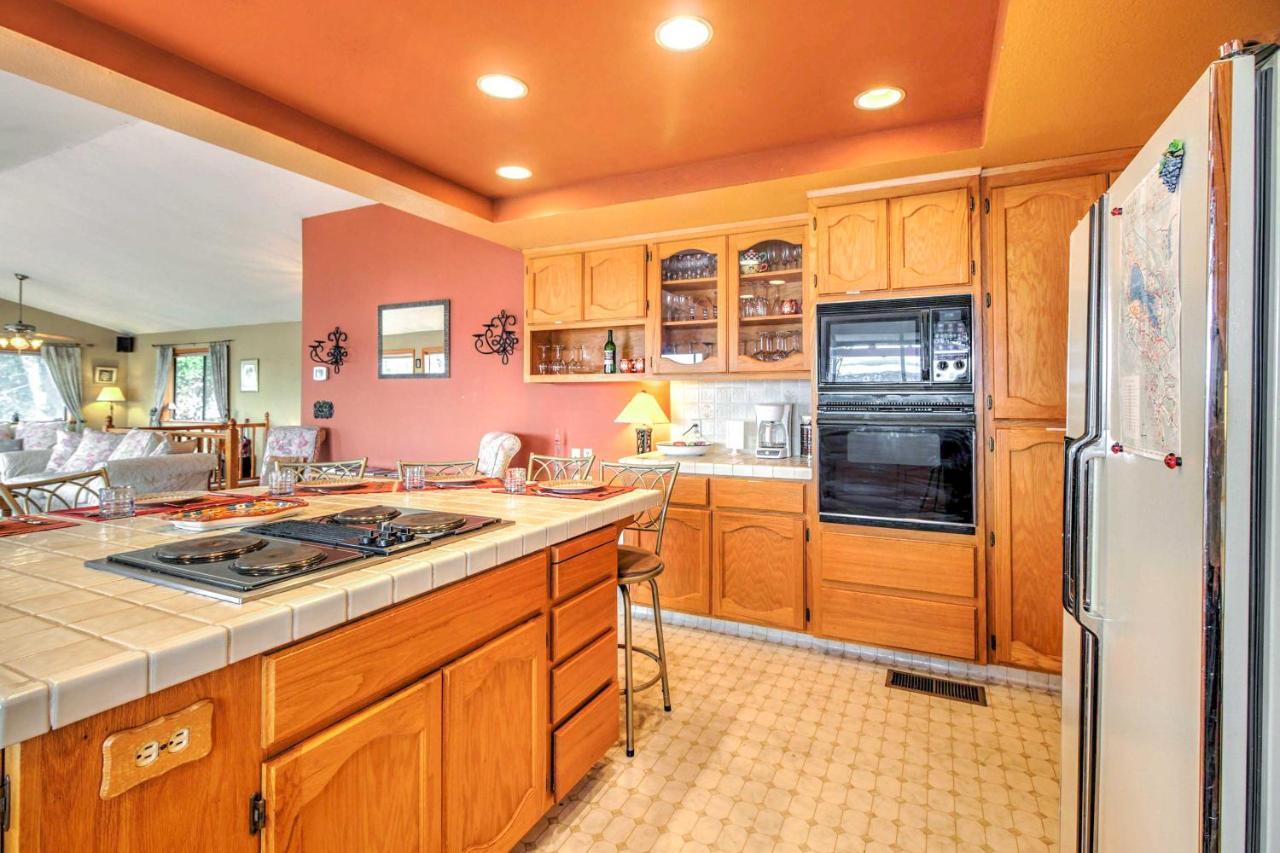 Spacious Kelseyville Home With Large Lakefront Deck! エクステリア 写真