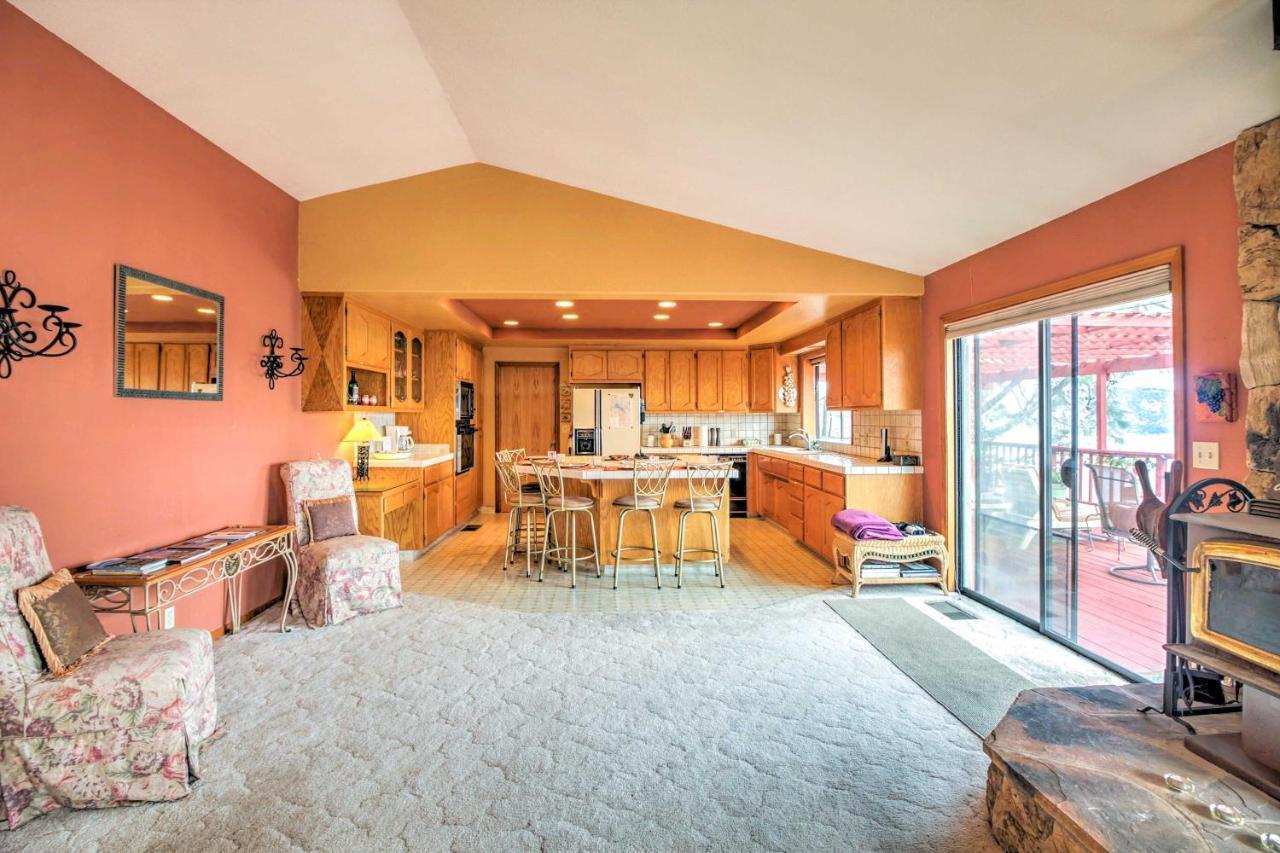 Spacious Kelseyville Home With Large Lakefront Deck! エクステリア 写真